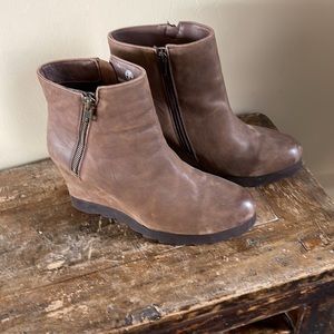 Callisto of California Taupe Leather Heeled Booties Size 9